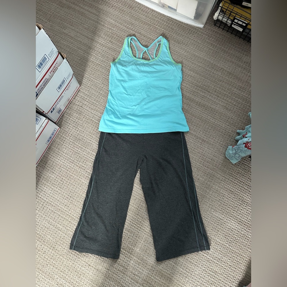 #9 Women's New Balance workout capri pants in charcoal gray/aqua in Size S/M.